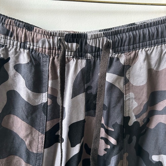 O’Neill Oversized high-waisted black and grey camo pants. - Picture 3 of 4